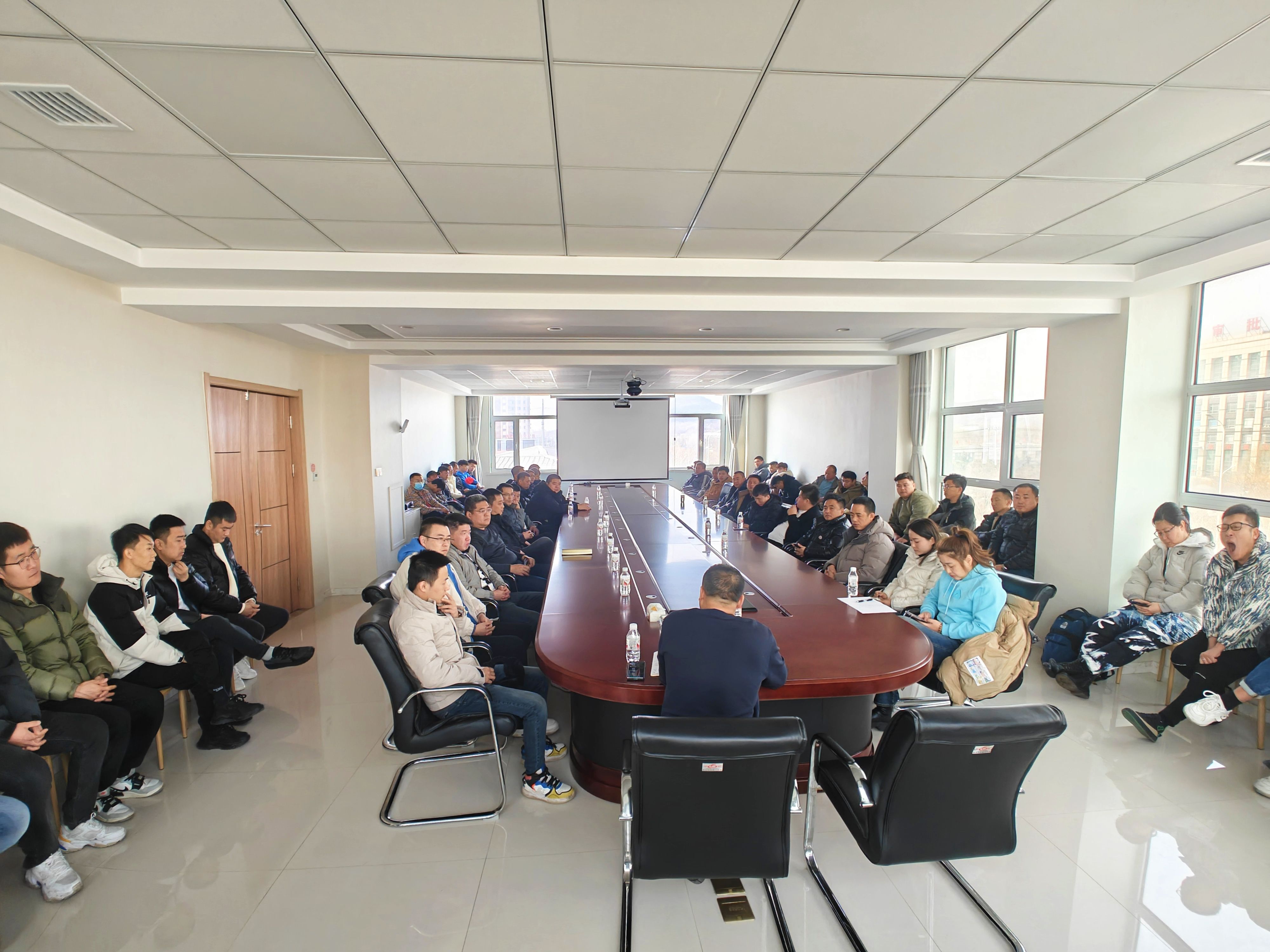 銷(xiāo)售部全體業(yè)務(wù)代表齊聚一堂，共謀新年銷(xiāo)售大計(jì)，優(yōu)秀代表榮獲獎(jiǎng)金